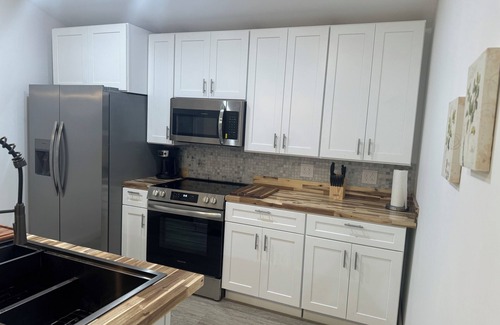 Townville House | Charming lake front 2-bedroom house on Lake Hartwell in Townville with AC, WiFi.