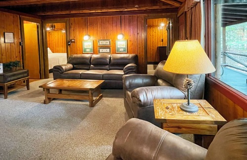 Reeders Cabin | Charming Lake Front Log Cabin with Fire Pit in the Poconos