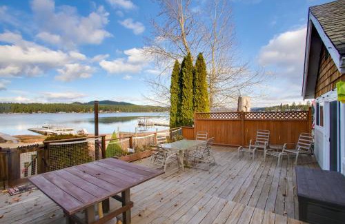 Diamond Lake House | Charming Lakefront Cabin with Deck and Fire Pit!