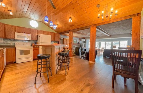 Hammondsport House | Charming Lakefront Cottage w/Private Dock+Fire Pit