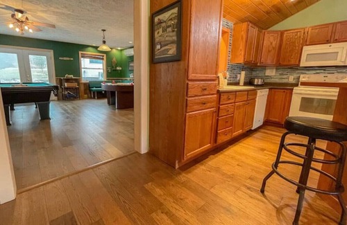 Hammondsport House | Charming Lakefront Cottage w/Private Dock+Fire Pit