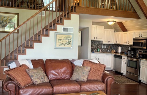 Kernersville Cottage | Charming Lakefront Cottage in Kernersville - Relax with nature!