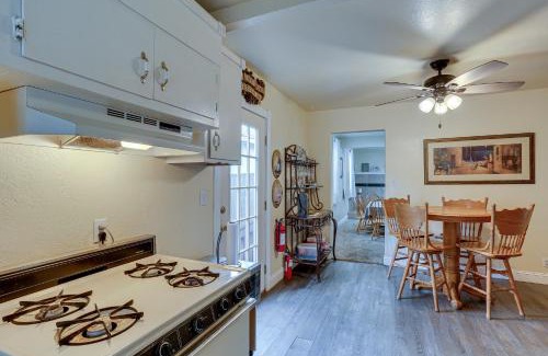 Lakehead-Lakeshore House | Charming Lakehead Cabin Walk to Shasta Lake!