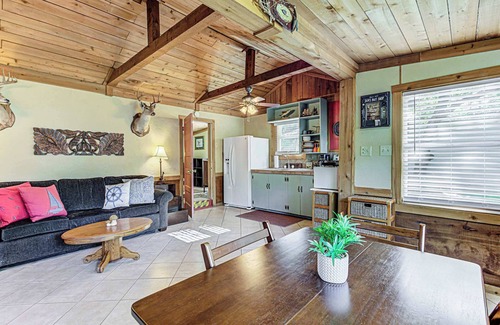 Kingsland House | Charming Lakeview Cottage with Lake Access!