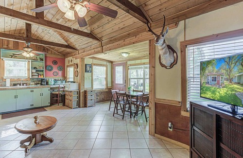 Kingsland House | Charming Lakeview Cottage with Lake Access!