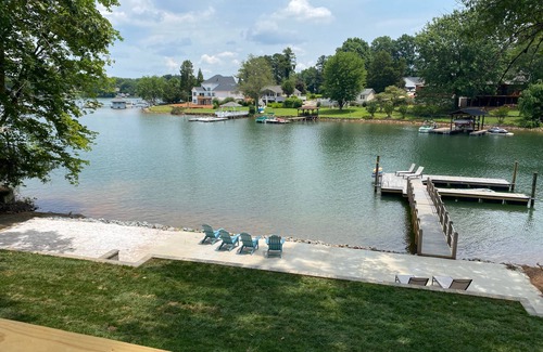 Mount Mourne House | Charming “Langtree Lakeside Cottage” on a quiet wide cove near Cornelius.