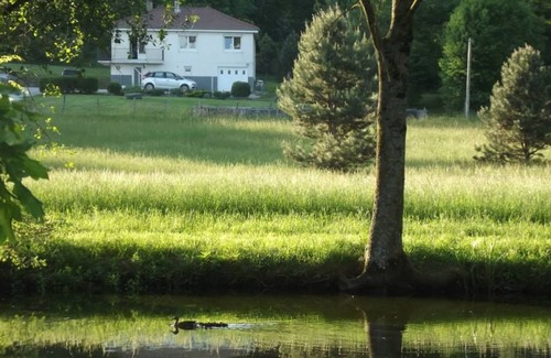Gy Cottage | Charming lodge by the pond in Gy