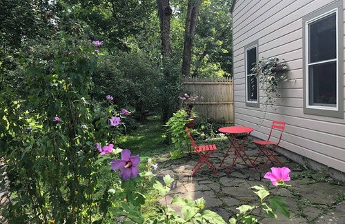 Germantown Cottage | Charming loft cottage in tranquil Germantown with WiFi, AC