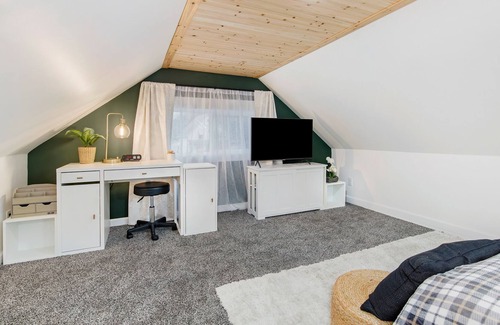 Moline Apartment | Charming Loft Studio near John Deere & Vibrant Arena!