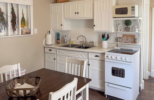 Nauvoo Apartment | Charming Loft with Art Gallery, Steps from Temple