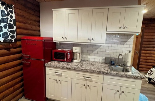 Cambridge Cabin | Charming log cabin on a quiet back road to get away from it all and enjoy nature