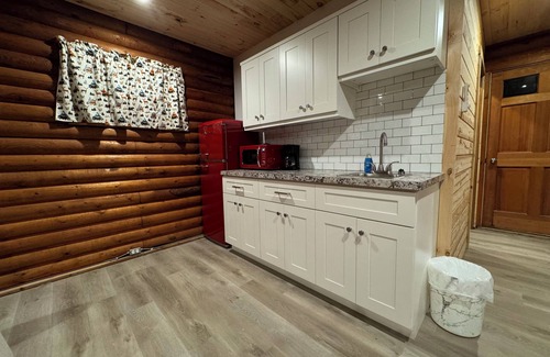 Cambridge Cabin | Charming log cabin on back country road with peace, quiet, all amenities of home