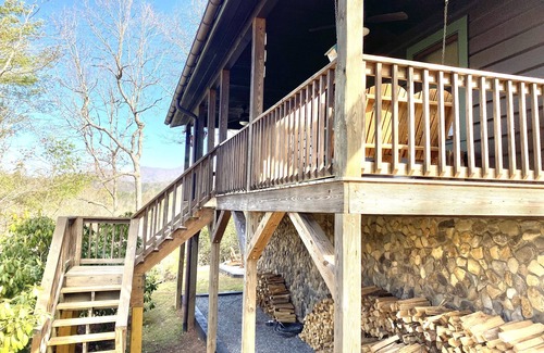 Bryson City Cabin | CHARMING LOG CABIN.Views.Secluded.Hot Tub.Game Room.Fire Pit.Close to Town