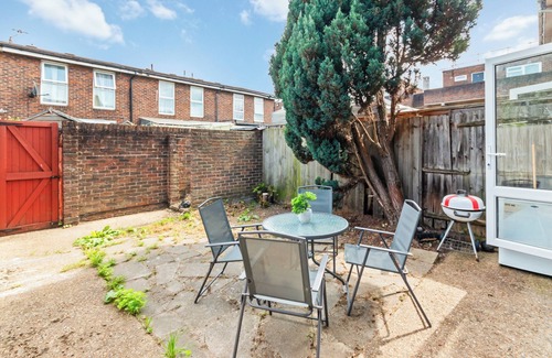 Glyndon House | Charming London House with 3 Bedrooms near O2Arena