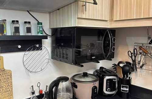Talisay Condo | Charming Mel's Place -1bedroom condo near SM Seaside with AC, WiFi & Netflix