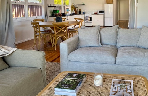 Stanthorpe House | Charming Mid Century Bungalow- entire home