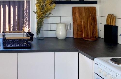 Stanthorpe House | Charming Mid Century Bungalow- entire home