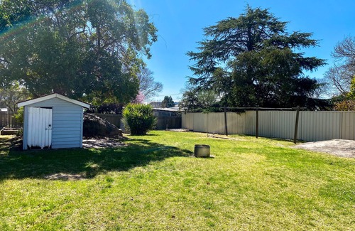 Stanthorpe House | Charming Mid Century Bungalow- entire home