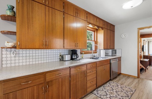 Cumberland House | Charming mid-century modern 2-bedroom home with views of Beaver Dam lake