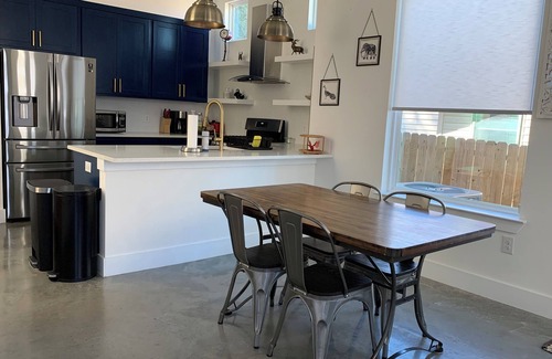 Georgian Acres House | Charming & Modern 2-Bedroom House Austin with AC, WiFi, & More
