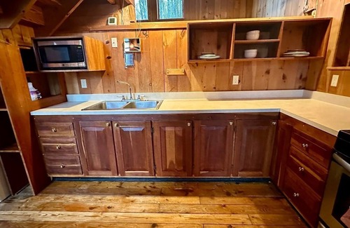 Westford House | Charming Mountain 2-bedroom Farmhouse with AC, WiFi in delightful Westford