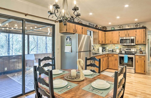 Murphy House | Charming Murphy Escape w/Fire Pit & Hot Tub!