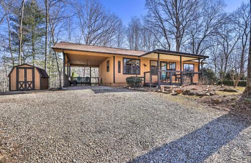 Murphy House | Charming Murphy Escape with Fire Pit and Hot Tub!