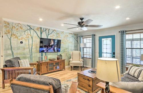 Murphy House | Charming Murphy Escape with Fire Pit and Hot Tub!