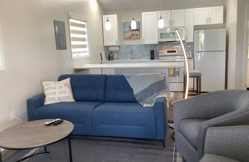 Williams Town Apartment | Charming New Blue Studio on water with dock, WiFi & AC in fun time Freeport