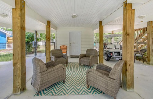 Tranquil Harbour House | Charming Oak Island Home 1 Mi to Beach!