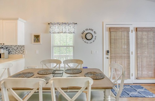 Tranquil Harbour House | Charming Oak Island Home 1 Mi to Beach!