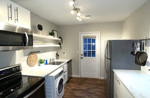 East Side House | Charming Oasis in Popular Neighborhood. Walk to Zoo Atlanta! TVs in bedrooms.