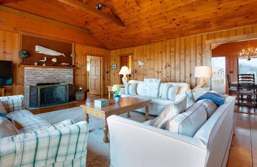 Siasconset House | Charming Oceanfront Cottage - 8 Minute Walk to Sankaty Head Lighthouse
