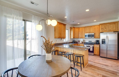 Sunset Heights House | Charming Orem Townhome: 5 Mi to BYU!