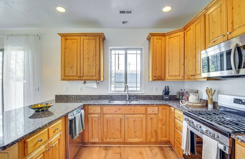 Sunset Heights House | Charming Orem Townhome: 5 Mi to BYU!
