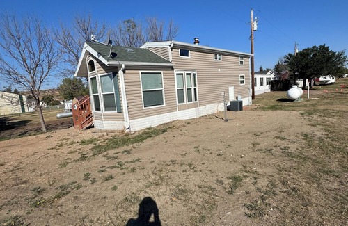 Watford City Cabin | Charming park model cabin with access to beautiful Lake Sakakawea