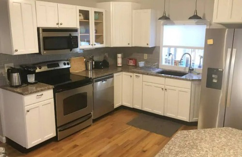 Silverton House | Charming Parkside Bungalow-2 blocks from downtown!