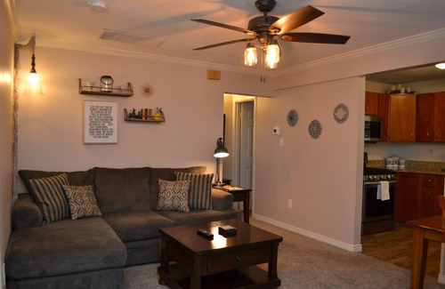 Broadmoor House | Charming, Peaceful and Newly Renovated 2 Bedroom Cottage!