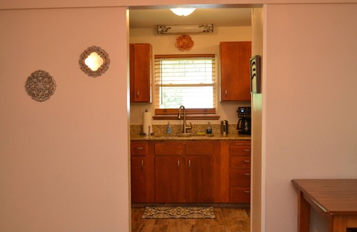 Broadmoor House | Charming, Peaceful and Newly Renovated 2 Bedroom Cottage!