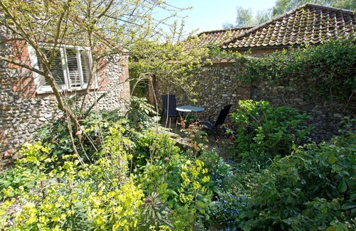 Sharrington Cottage | Charming, pet friendly Grade II single-storey cottage on a quiet country lane.