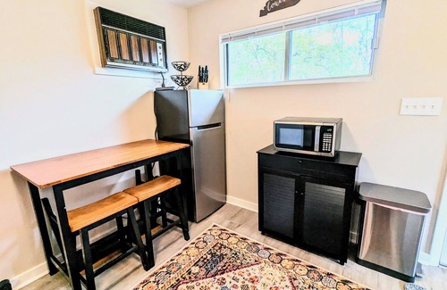 Clifton Apartment | Charming, pet friendly studio in walkable Clifton, Louisville with full kitchen