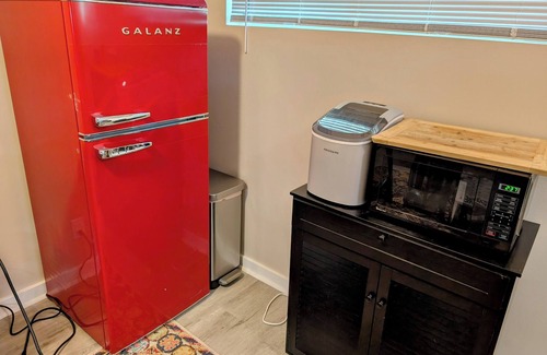 Clifton Apartment | Charming, pet friendly studio in walkable Clifton, Louisville with full kitchen