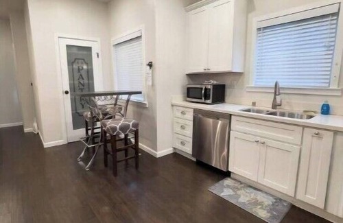 Hoover - Foster Apartment | Charming Pill Hill Upper Flat