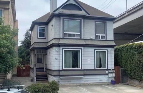 Hoover - Foster Apartment | Charming Pill Hill Upper Flat