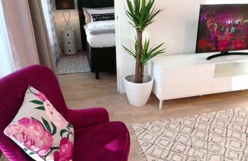 Tikkurila Apartment | Charming Pine View Apartment