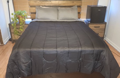 Dallas Bed & Breakfast | Charming Private 1-Bedroom in Main House with WiFi and AC in serene Dallas, Tx