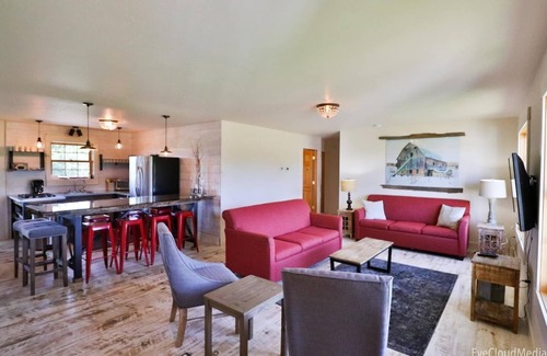 Sand Creek House | Charming & Private 2 BR Country Getaway