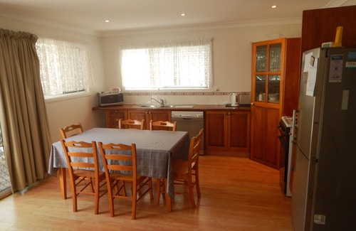 Wynnum House | Charming, Private 3-Bedroom Cottage By The Bay