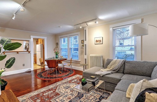 Top of the Hill Apartment | Charming private oasis downtown Newport