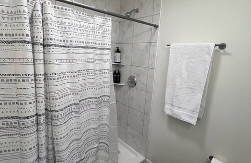 Hardwick House | Charming Private Bedroom with WiFi, AC in awesome Milledgeville